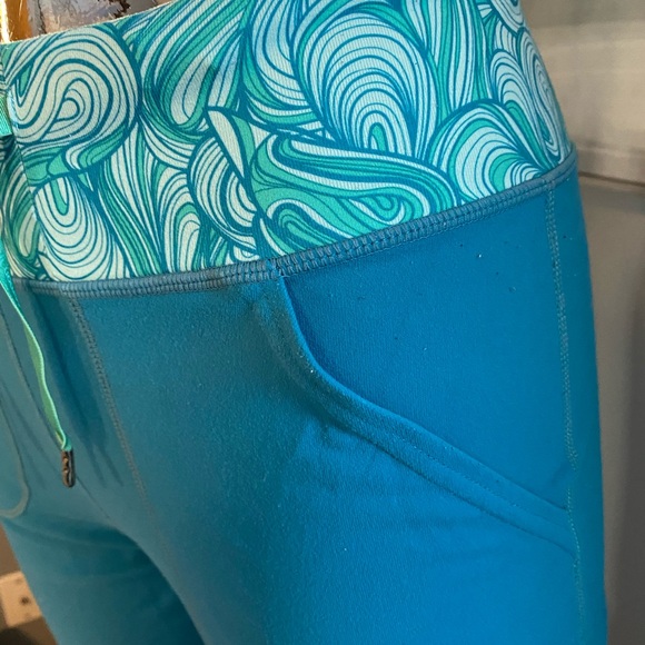 Size 6 Lululemon blue flared pants - Picture 3 of 4